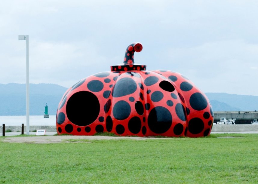 草間彌生「赤かぼちゃ」２００６年 直島・宮浦港緑地 