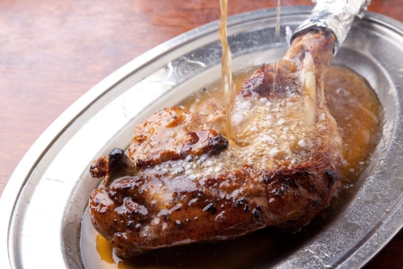 鶏の骨付きもも肉を焼いた香川県のご当地グルメ