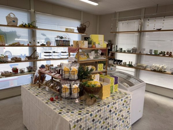 豊島の名産品がそろう「豊島マルシェ」