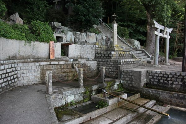 清らかな水が枯れることなく湧き出している「唐櫃の清水」