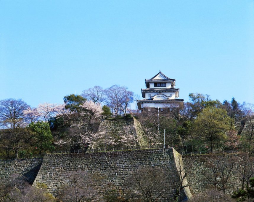 見事にそびえたつ石垣。その美しさは日本一とも言われている