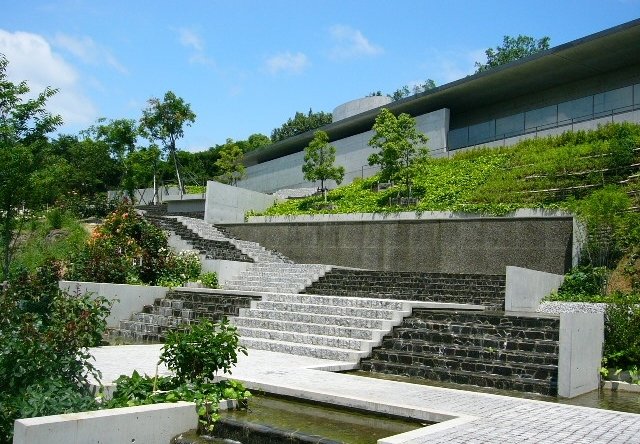 自然の地形を活かした安藤建築の美がここに