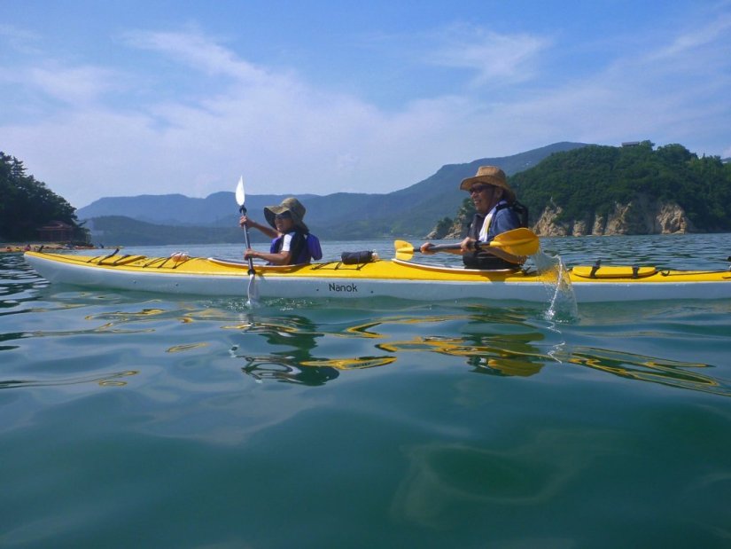 無人島を目指してゆったりとパドリングを続ける