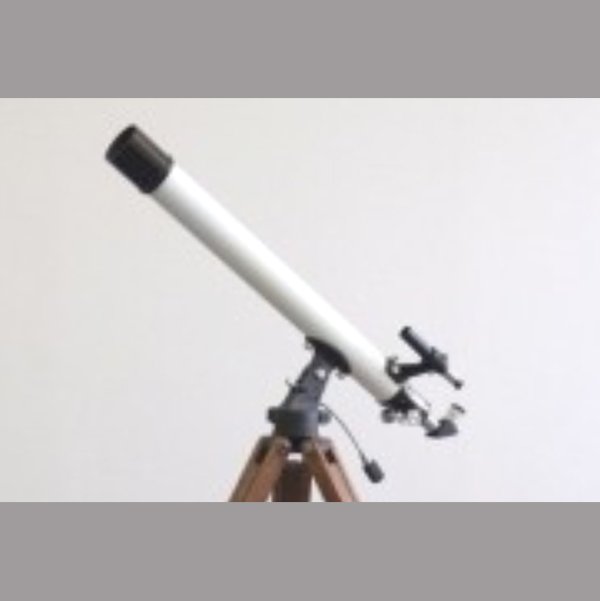 【小型屈折望遠鏡】鏡筒の下部から覗くので、天頂付近を見るには直角プリズムを使います。