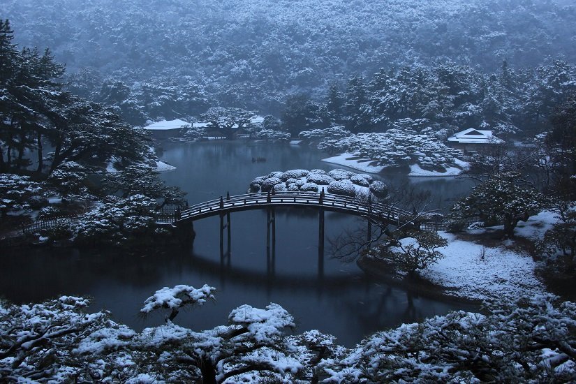 雪の庭園もまた趣がある