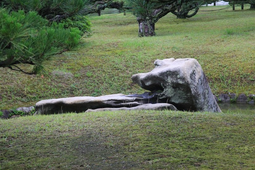 獅子が後ろを振り返っているように見える「見返り獅子」