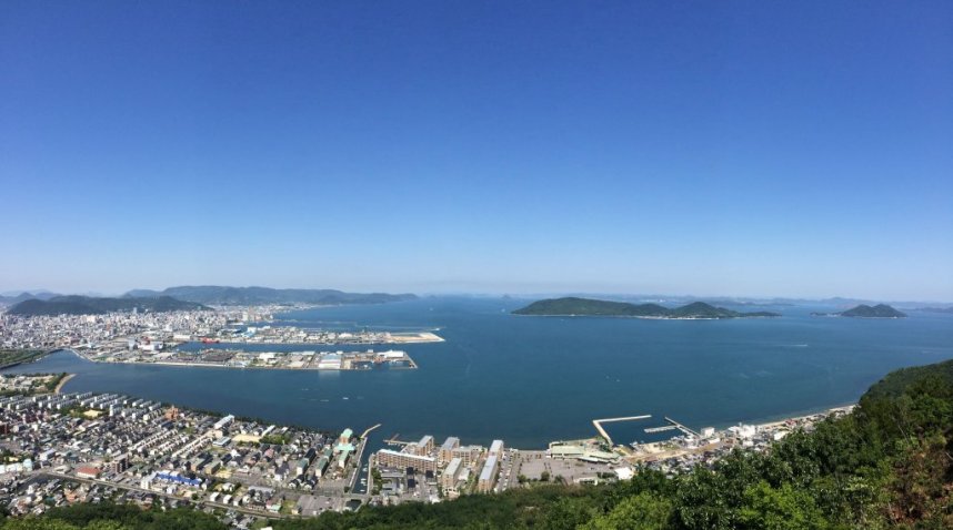 空気が澄んだ日には瀬戸大橋まで見渡せる