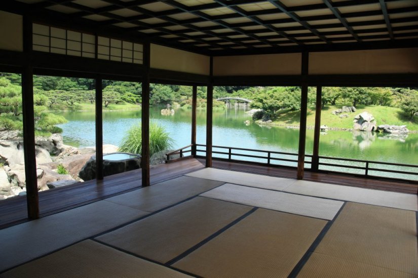 掬月亭から南湖を望む