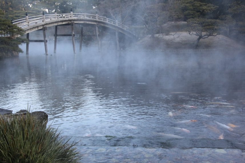 早朝の栗林公園内の風景