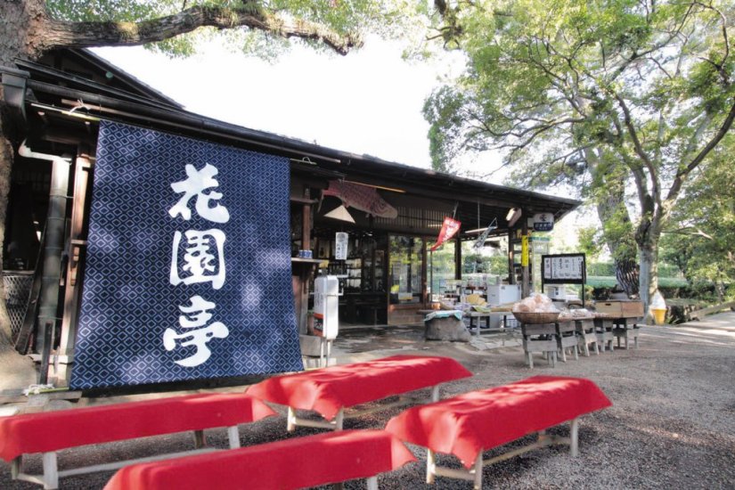 南庭北湖の畔に佇む花園亭の外観