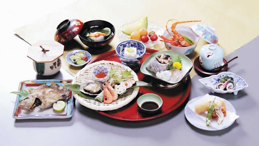 夜は季節を感じさせる会席料理をご用意（要予約）