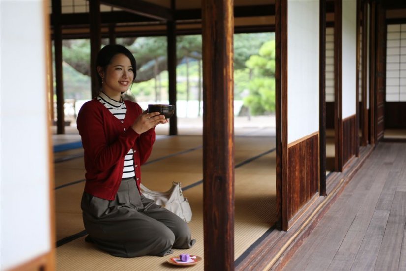 お茶席には、疲れを癒やす爽やかな風が吹き抜ける