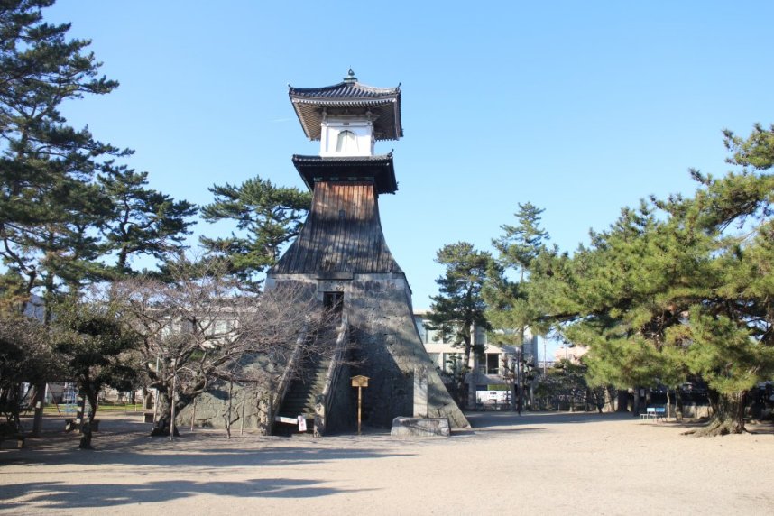 国の重要文化財に指定されている日本一の高さの高燈籠