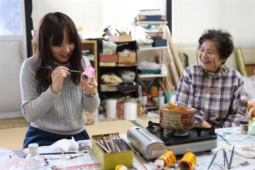 真っ白な張り子虎に好みの色を塗っていく