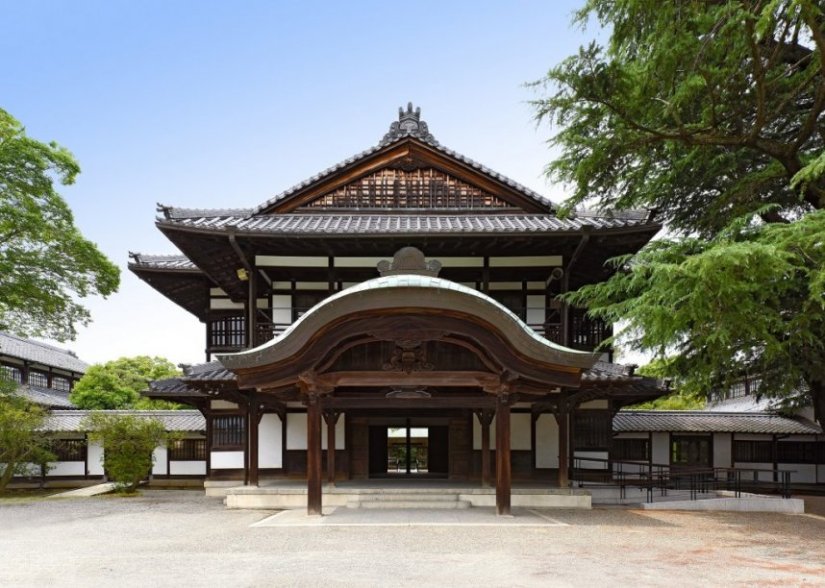 建物の造りはきれいな左右対称