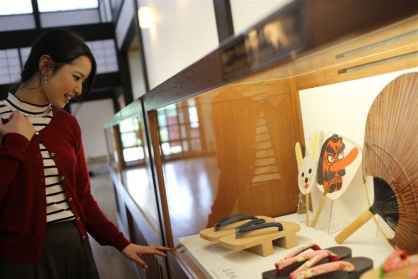 中では伝統工芸品の展示をしている