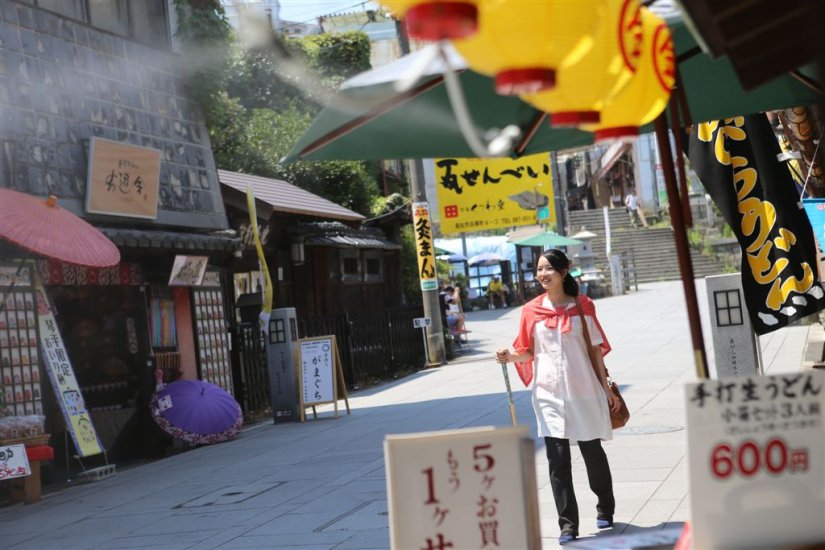 門前町では地元の名産やご当地グルメも楽しめる