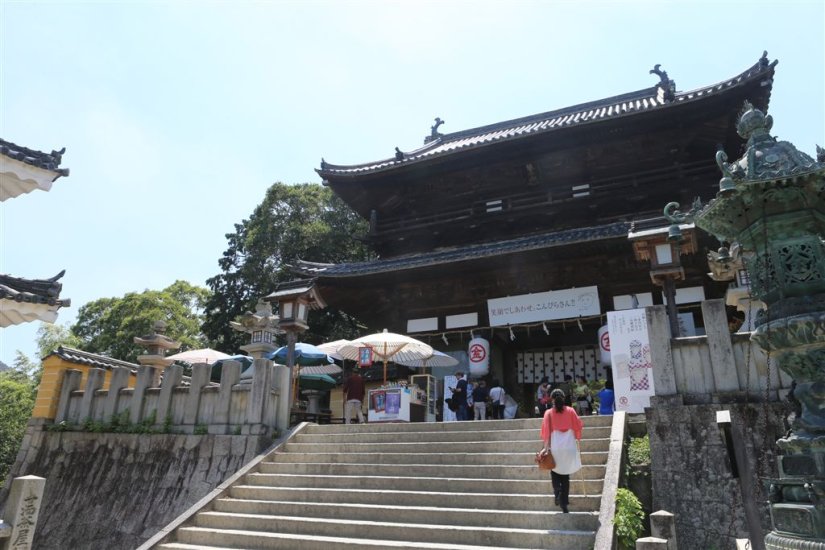 ここで来た道を振り返ってみれば、はるか讃岐平野が見える