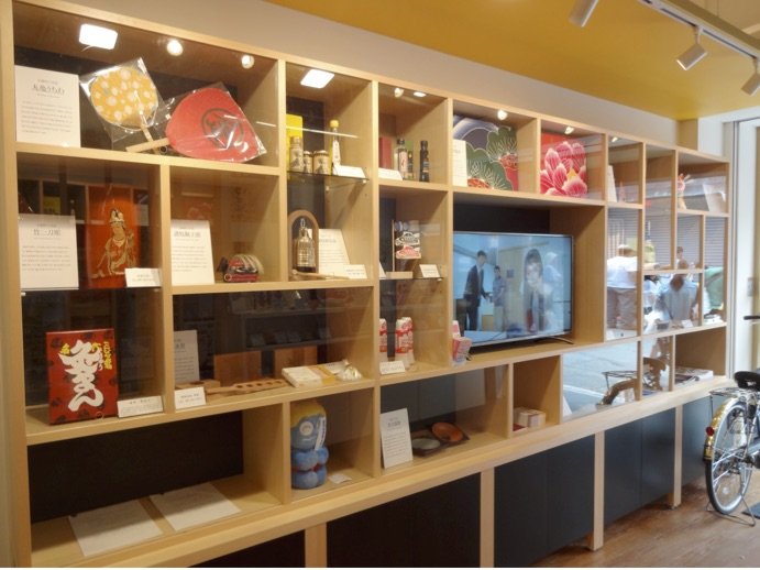 案内所内では伝統的工芸品など、県産品の展示も