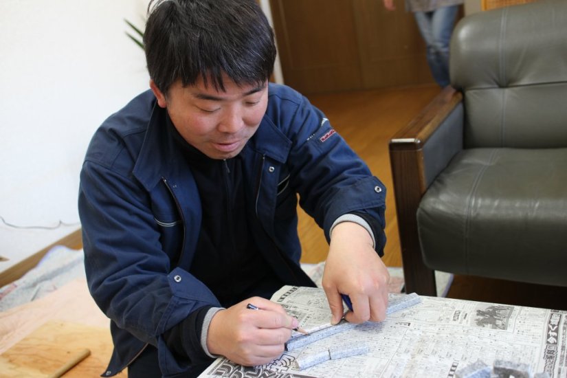 中村さんが石の切り方（割り方）を教えてくれる