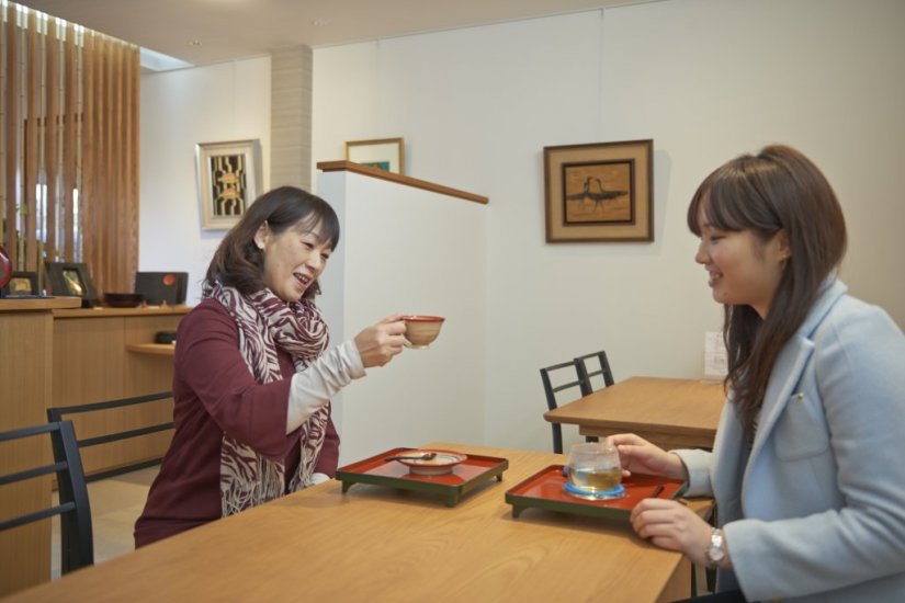 カフェでは漆の食器でコーヒーやランチが楽しめる