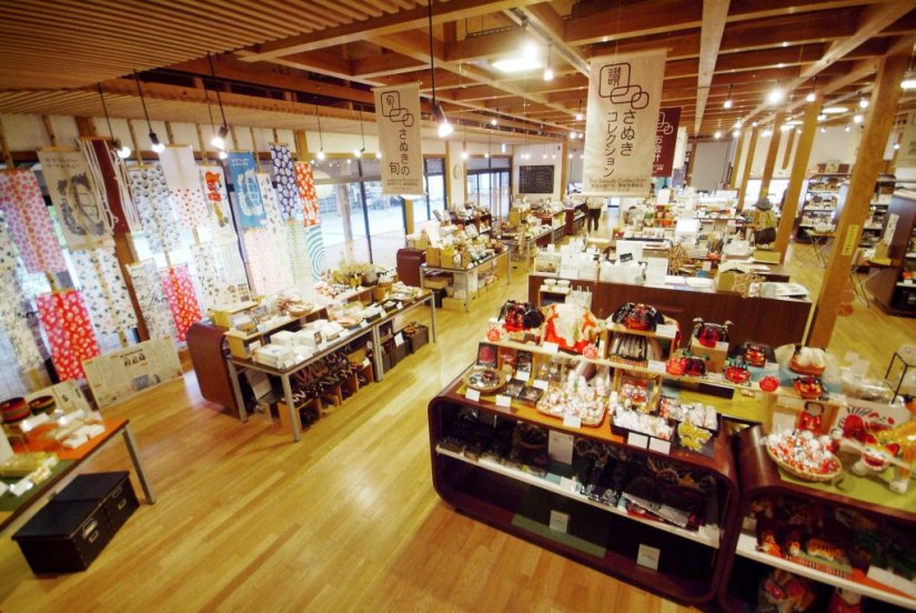 店内は県産木材を使用した和モダンでおしゃれな雰囲気