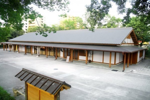 栗林公園の東門横に建つかがわ物産館「栗林庵」