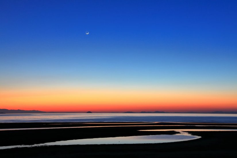 夜空に輝く月を入れた一枚です