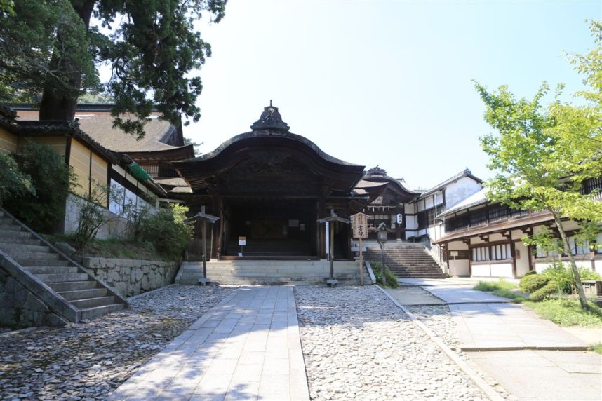 建物は円山応挙の障壁画とともに重要文化財に指定されている