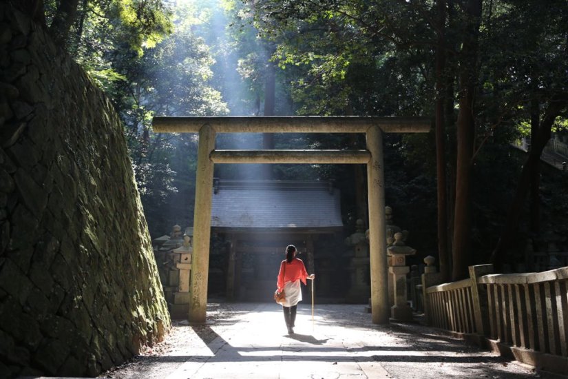木々が鬱蒼と茂る闇峠を抜けたら、手水舎で心身を清めよう
