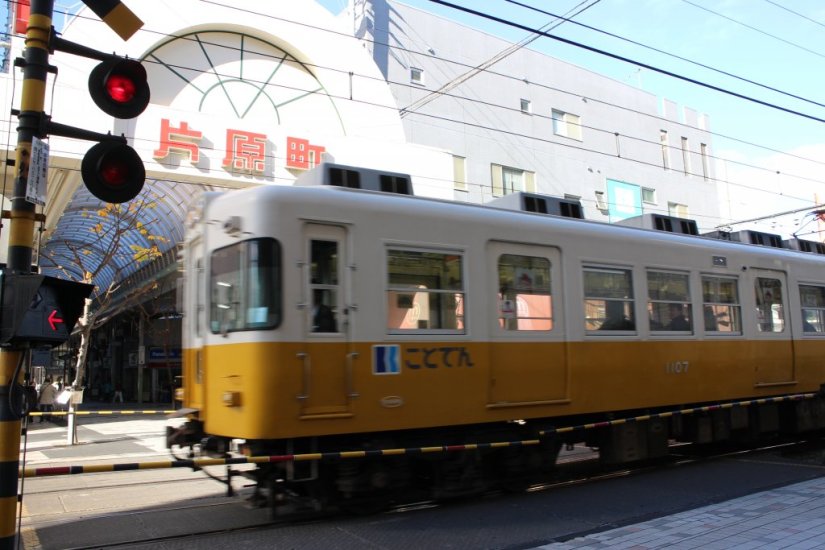 アーケードの前を横切ることでん