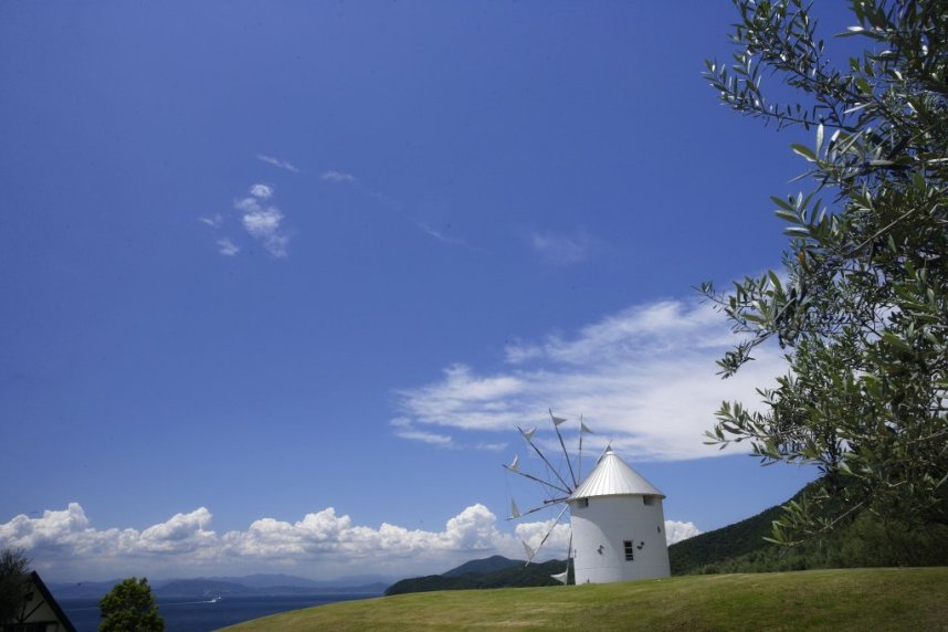 ギリシャ風車の白と空の青のコントラストが美しい