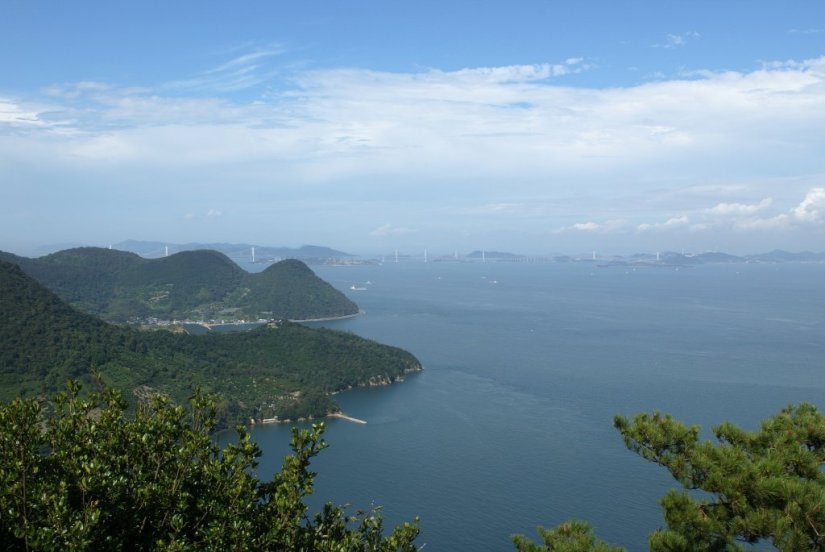 瀬戸大橋まで見渡せる