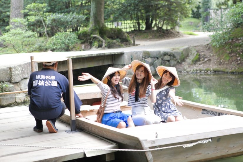 船頭さんの話を聞きながら和船から眺める庭はまた格別