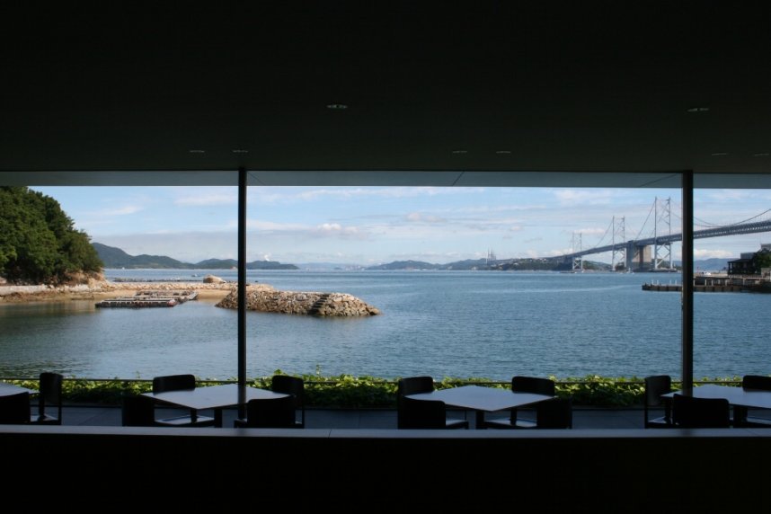 ミュージアムカフェ「な・ぎ・さ」のラウンジからは、瀬戸内海と瀬戸大橋が一望できる