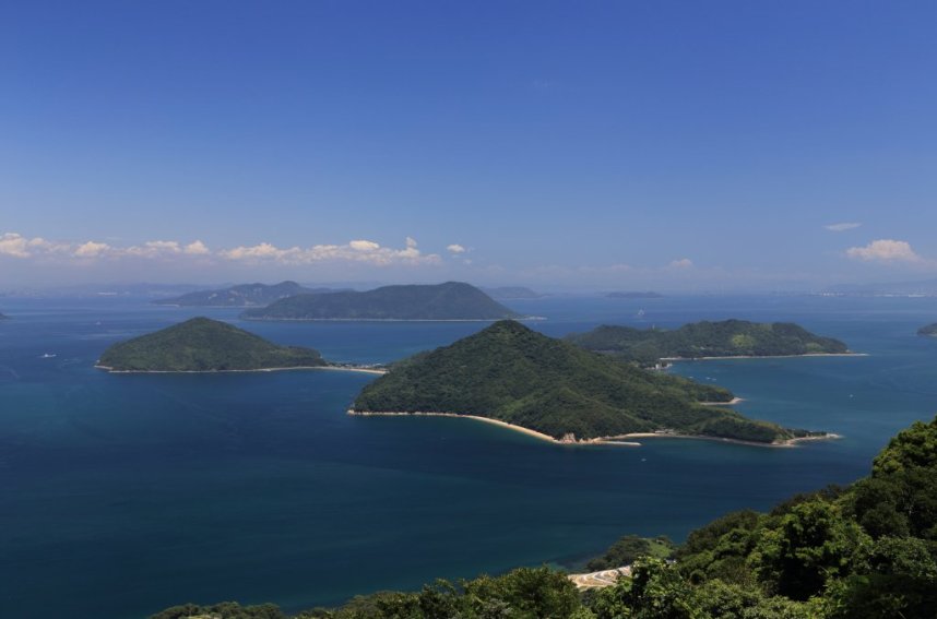 島々の形が織りなすリズムや海とのコントラストが美しい