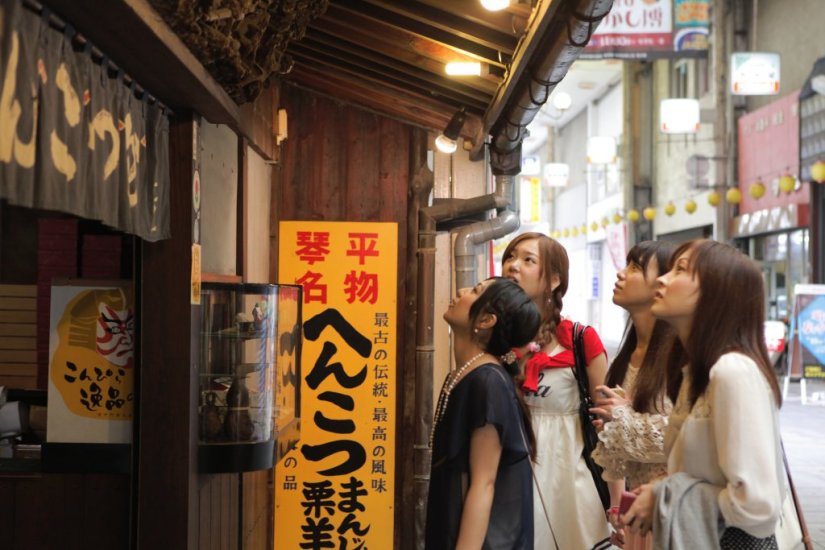 お土産屋さんをチェックしながら歩くのも楽しい