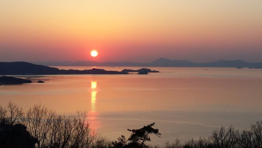 瀬戸内海ならではの、島々と夕陽が美しいスポット【写真提供：（一社）小豆島観光協会】