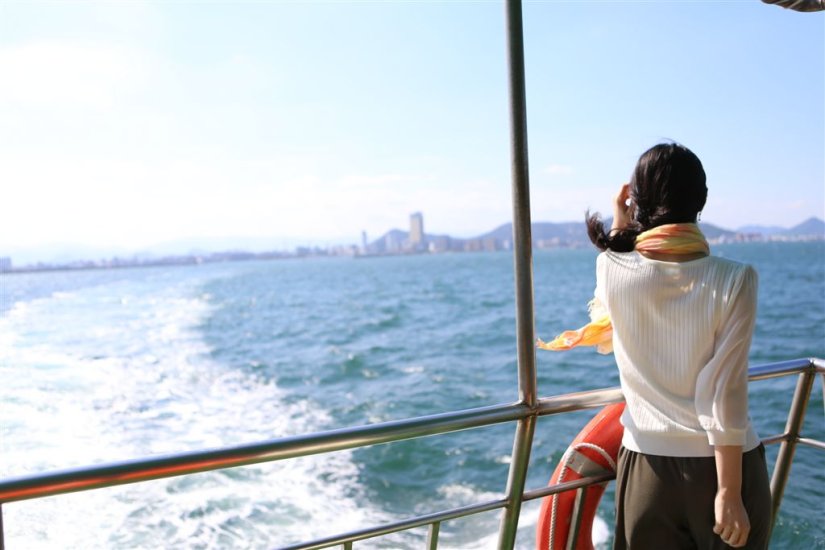 フェリーで高松港から20分。少しだけ、船旅気分を味わう
