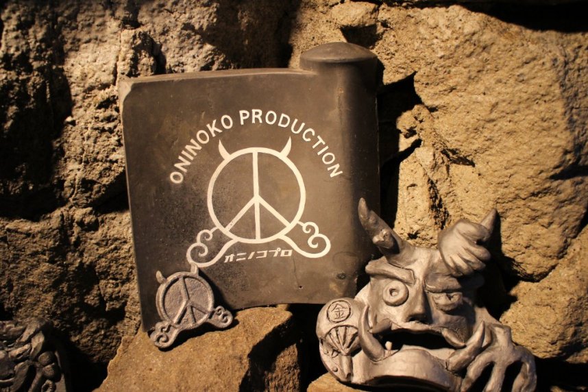洞窟内にある瀬戸内国際芸術祭2013の作品「オニノコ 瓦 プロジェクト」も必見