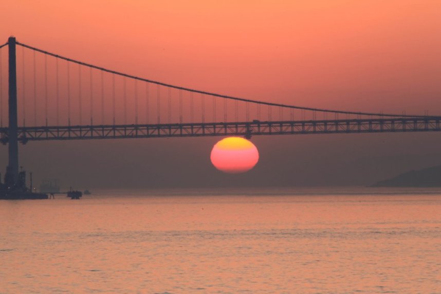 瀬戸大橋と夕陽のコラボレーション