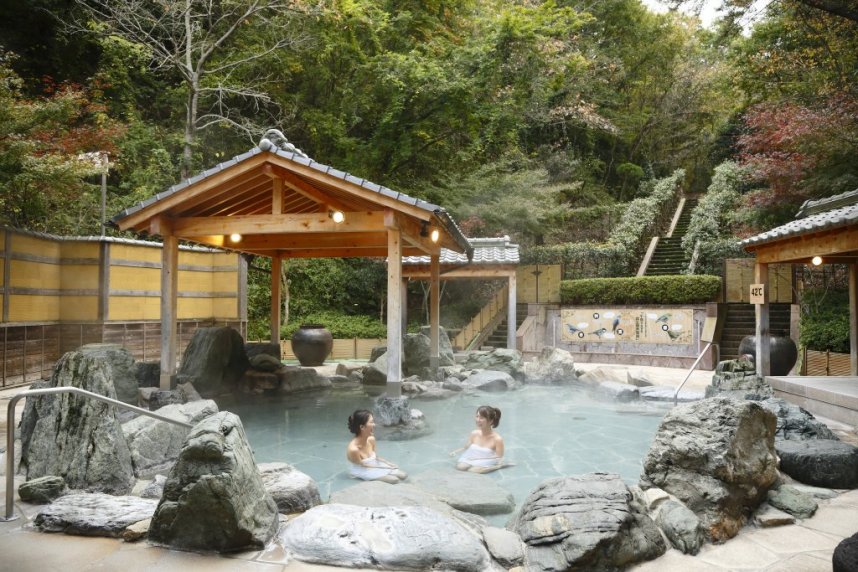日帰り入浴も可能な天然温泉“森の湯”