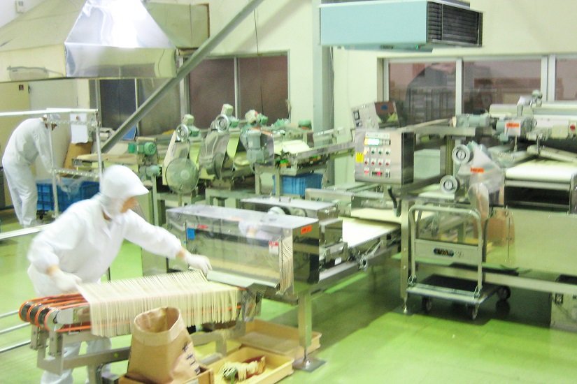 近代設備が整った工場では効率的にうどんを生産しています（讃岐うどんゆう玄麺工房）