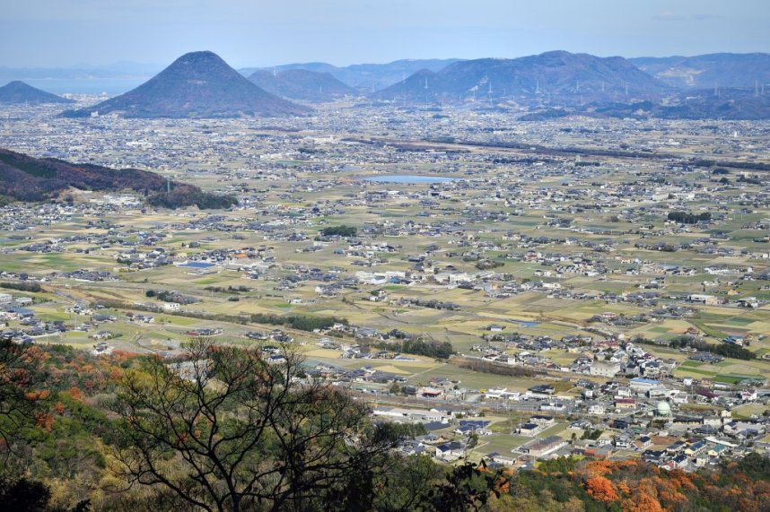 長い石段を登った達成感と共に味わう絶景