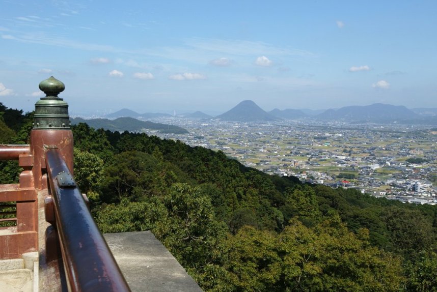 遠くにそびえるのは讃岐富士