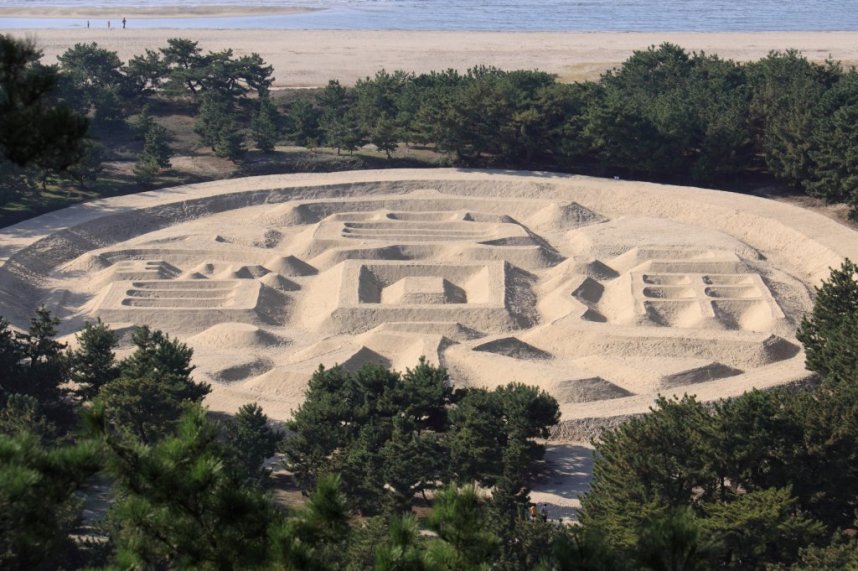 松林の中に白砂で作られた砂絵は圧巻