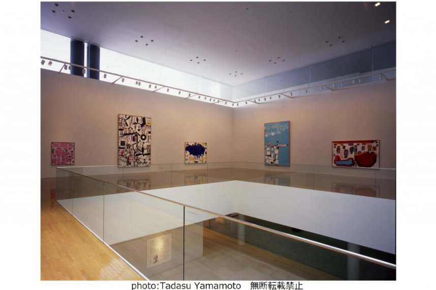 展示室では、猪熊の遊び心満載の作品と出会うことができる