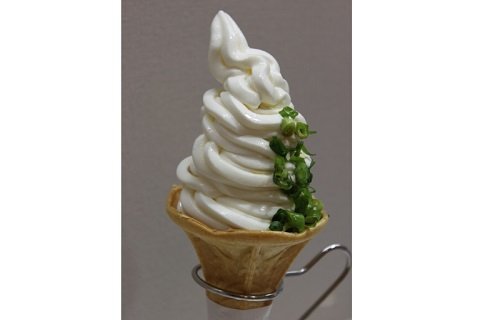 ネギがトッピングされたソフト