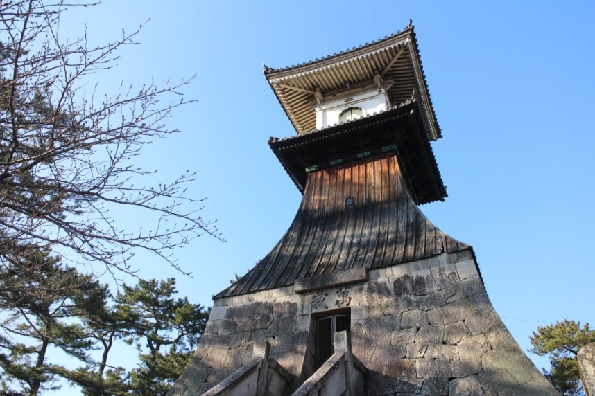 国の重要文化財に指定されている日本一の高さの高燈籠