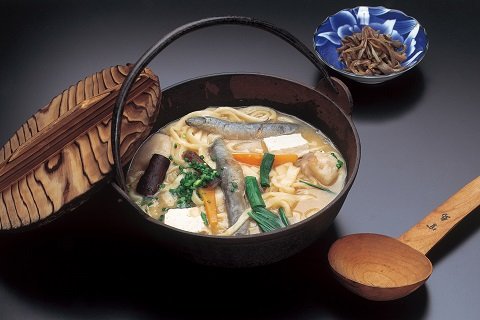 どじょうとうどんを大鍋で煮て作ります